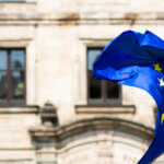 Un drapeau européen flottant devant un bâtiment historique