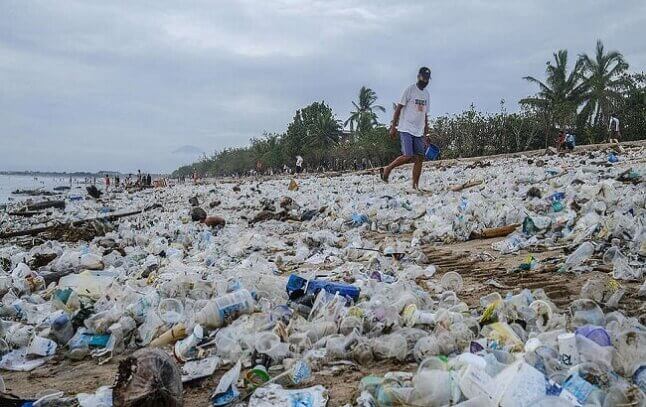 Danone est le principal pollueur plastique en Indonésie avec sa marque d'eau Aqua. @Greenpeace