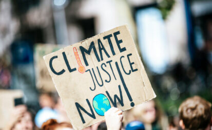 Dans une manifestation pour le climat, une pancarte réclamant plus de justice climatique