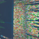 Un écran avec des lignes de code