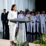 La première ministre thaïlandaise devant son pupitre fait un discours