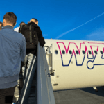 Des passagers embarquent à bord d'un avion de la compagnie aérienne Wizz Air.
