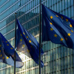 Drapeaux européens devant la commission européenne