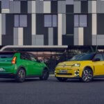 Deux Renault 5, verte et jaune, garées devant un immeuble