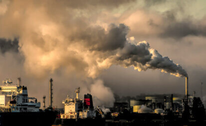 Des industries polluantes génèrent des fumées et des gaz à effet de serre, symbole du réchauffement climatique