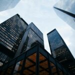 Des bâtiments et buildings, symboles du monde de l'entreprise capitaliste