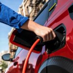 Recharge électrique d'une voiture rouge
