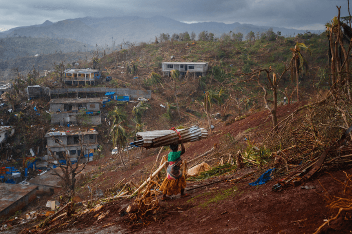 A Mayotte, l'ouragan Chido a détruit les habitations, laissant les habitants dans une situation critique.