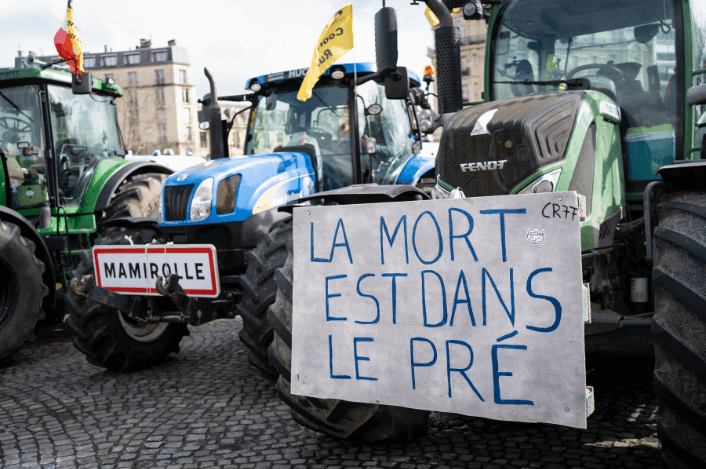 Les agriculteurs protestent en amont du salon de l'agriculture.