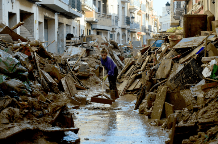 Les inondations dans la région de Valence en Espagne, ont laissé les villes sous la boue et les déchets.