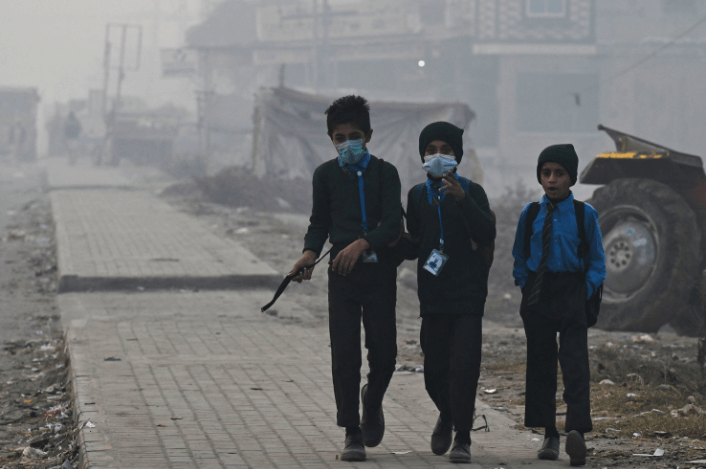 Des enfants privés d'école au Pakistan à cause de la pollution de l'air.