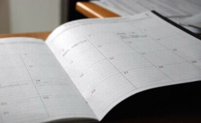 Une photo d'un agenda pour symboliser un calendrier