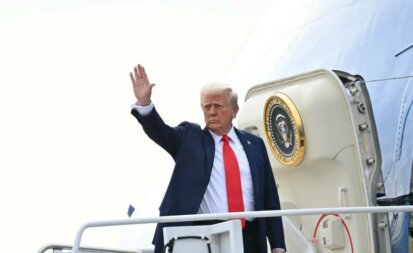 Donald Trump salue la foule en sortant de son avion