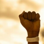 Un poing levé, symbole de résistance
