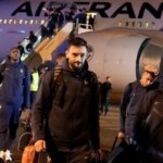 Près de la moitié des émissions de CO2 du football et rugby provient des déplacements, à la fois des joueurs mais aussi des spectateurs. Crédits : CHARLY TRIBALLEAU/AFP