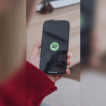 L'application Spotify ouverte sur un smartphone.