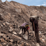 Deux travailleurs dans une mine de cobalt.