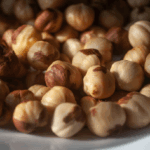 Des noisettes sans leur coquille.