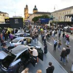 foule dans les allées du salon automobile de Munich