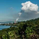 Site industriel bordé par la mer et la forêt tropicale