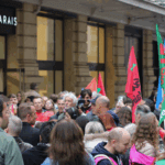 Les salariés grévistes devant le BHV Marais.