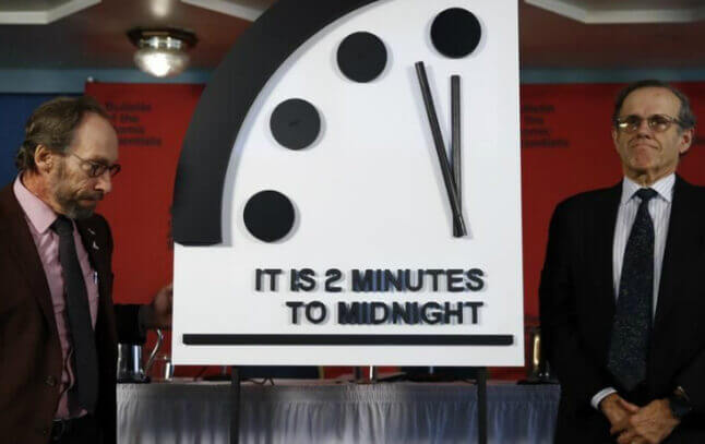 L'Horloge de l'apocalypse est à deux minutes de minuit, qui indique symboliquement la fin du monde. - Bulletin of atomic scientist