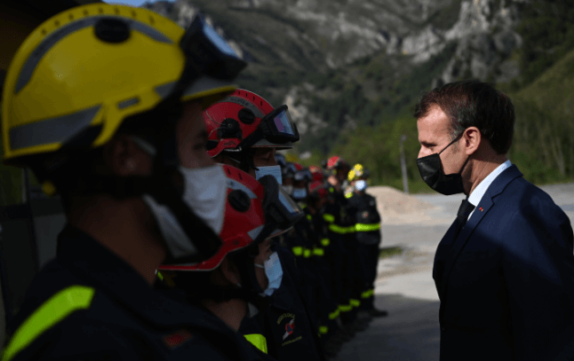 Emmanuel Macron est arrivé en hélicoptère le 7 octobre à Saint-Martin-Vésubie, un des villages dévastés par la tempête Alex. - CHRISTOPHE SIMON / POOL / AFP
