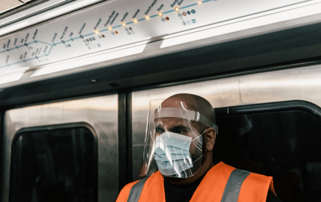 Pour se protéger d'une possible contamination, les autorités recommandent le port de masque, visière ou gant, le plus souvent jetable. - Karine Pierre / Hans Lucas / Hans Lucas via AFP