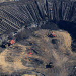 Site d'extraction de sables bitumineux.