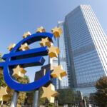 Un symbole de l'Euro devant le siège de la Banque centrale européenne sur fond de ciel bleu