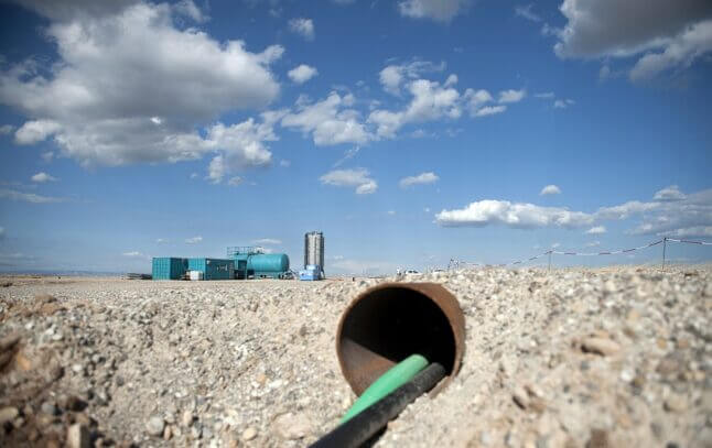 Bertrand Langlois / AFP - Photo prise le 05 août 2010 du site de l'installation de pompage de la nappe phréatique installée dans la zone de pollution après la rupture d'un pipeline qui avait causé le 07 août 2009 la fuite d'environ 4.500 tonnes de pétrole dans la plaine de Crau.